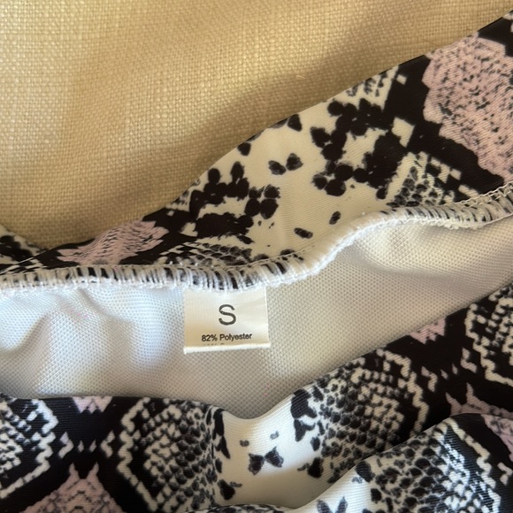 Bikini set. High waisted bottoms Top is adjustable & has removable padding. - Picture 2 of 5